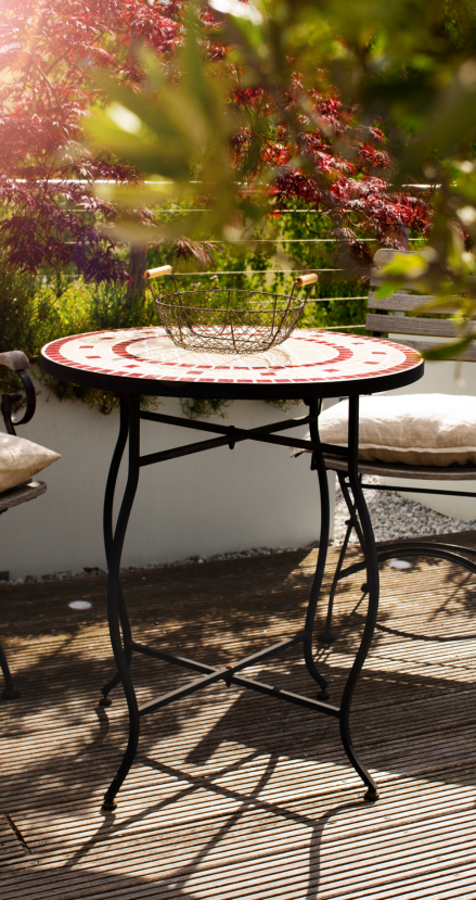 moderner Gartentisch im grünen Traumgarten Paderborn – hochwertige Gartengestaltung und Gartenbau Paderborn